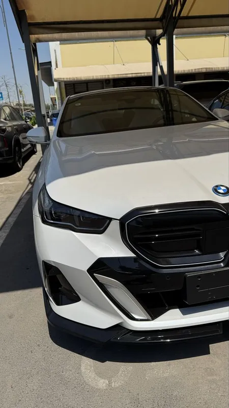 BMW i5 40L monitorli 2 BMW i5 40L monitorli 2