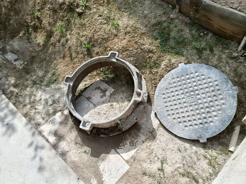 Продается чугунный люк