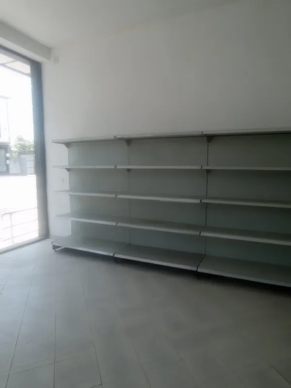 Do'kon uchun stilaj jami 12 ta bittasi 750 mingsum 3