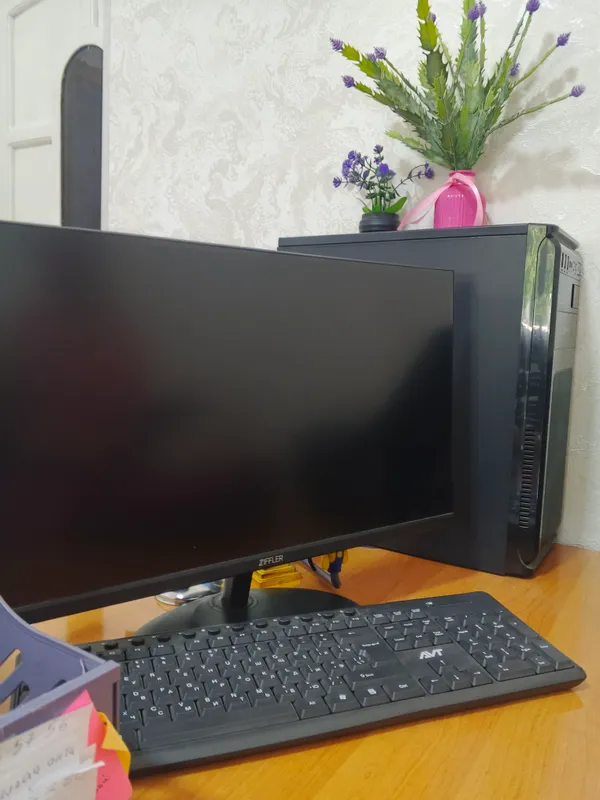 Kompyuter klavertura manitor