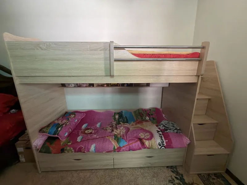 Krovat sotiladi ikki etajli xolati ideal 3