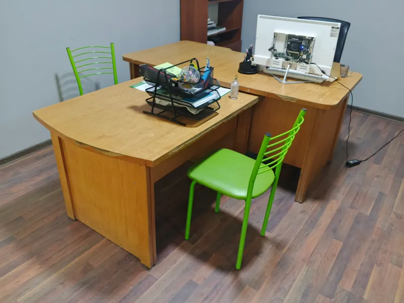 Продаётся стол руководителя, требуется небольшой ремонт 1