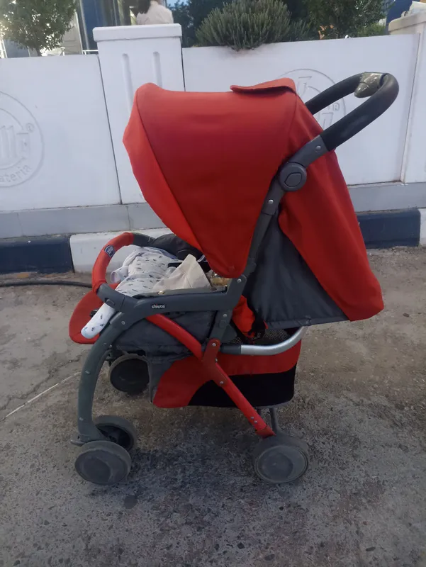 Kichik nuqsonli qizil bolalar aravachasi 3