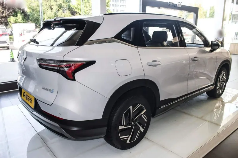 Авто электромобиль новый WULING STARLIGHT - S , кроссовер 3 Авто электромобиль новый WULING STARLIGHT - S , кроссовер 3