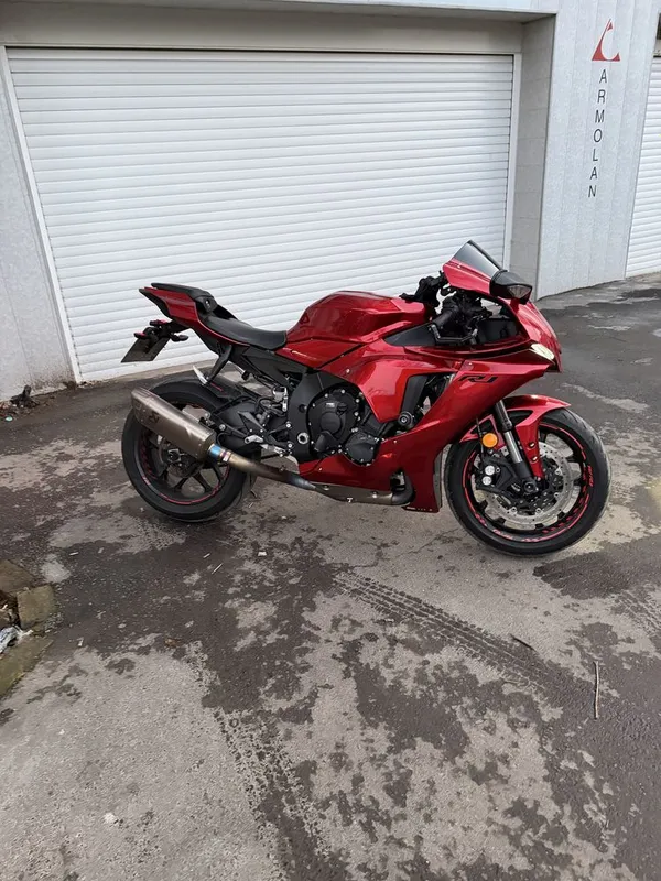 Yamaha R1 2022 motosikli sotiladi 4