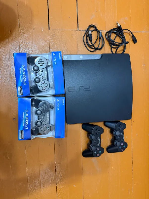 Playstation 3 Slim + 4 jostik — фото 1