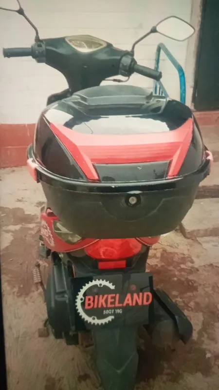 Skuter sotiladi kizil