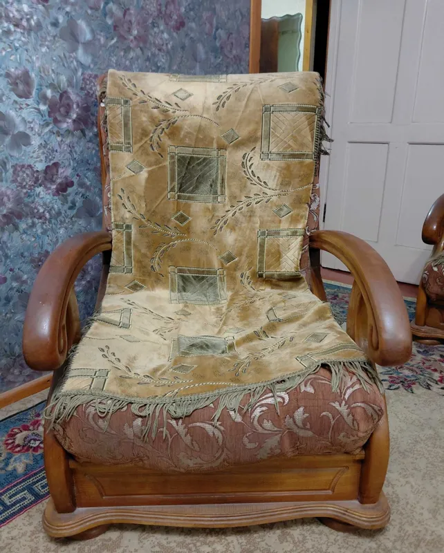 Zal uchun mebel to‘plami: 2 ta divan, 2 ta yog‘och kreslo. Yaxshi holatda 4 Zal uchun mebel to‘plami: 2 ta divan, 2 ta yog‘och kreslo. Yaxshi holatda 4