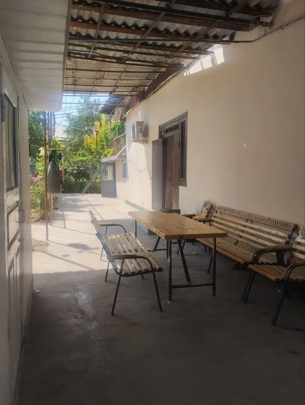Hovli uy sotiladi
