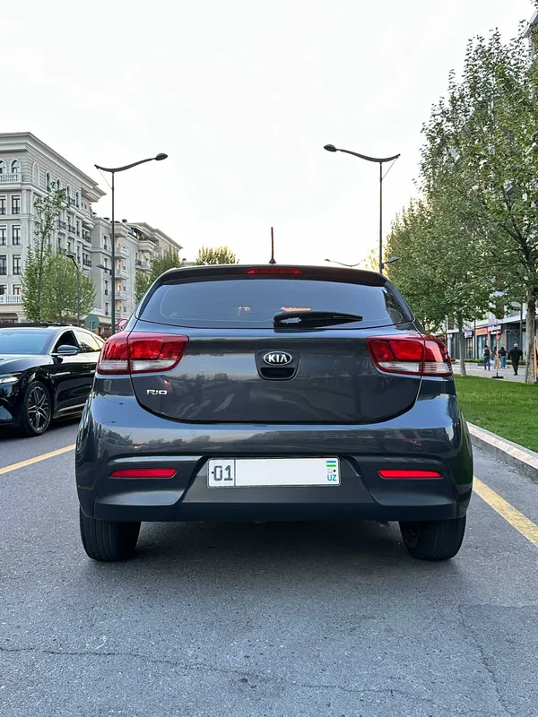 Продается Kia Rio 2018г, цвет Темно-Серый (Dark Grey) — фото 3