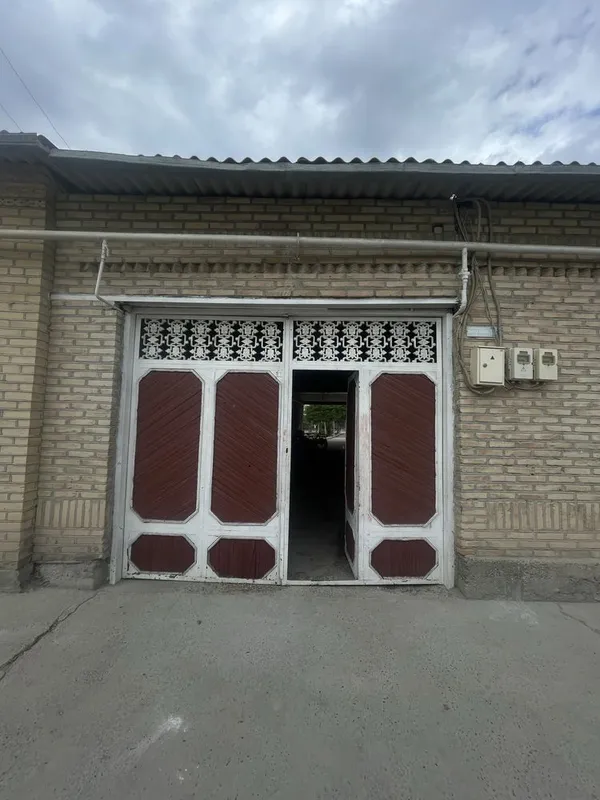 Uchastka sotiladi katta hovli tel qilinglar
