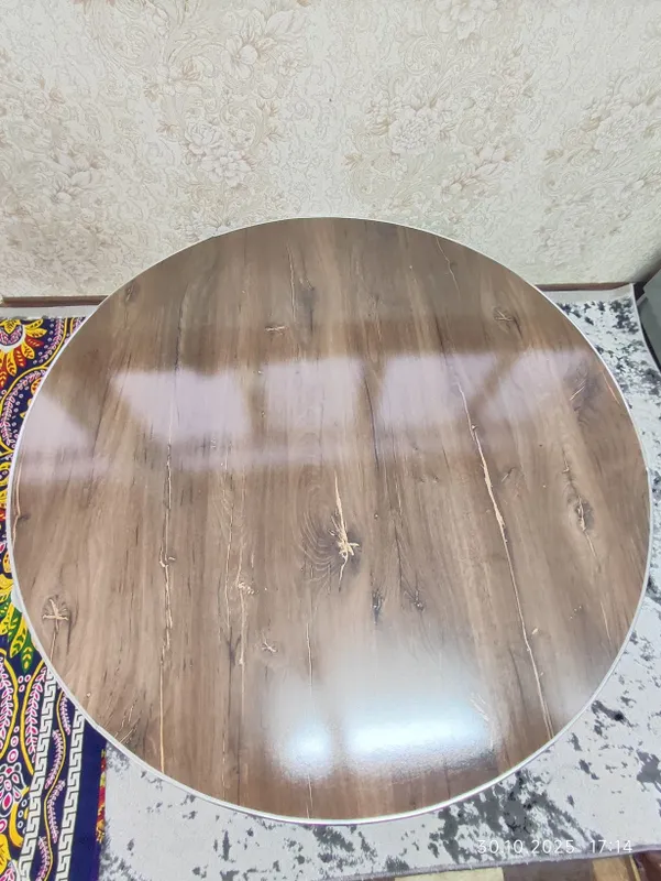 Круглый стол с диаметром 1,5м