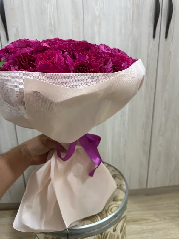 Shoshilinch: pionga o‘xshash atirgullardan guldasta 3 Shoshilinch: pionga o‘xshash atirgullardan guldasta 3