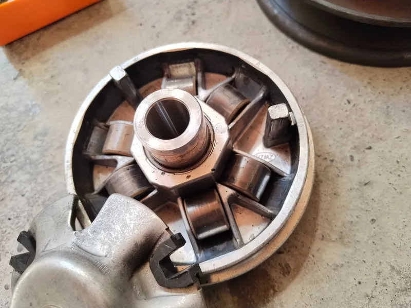 Skuter uchun variator stepleniya, va komutator sotiladi. 1 Skuter uchun variator stepleniya, va komutator sotiladi. 1