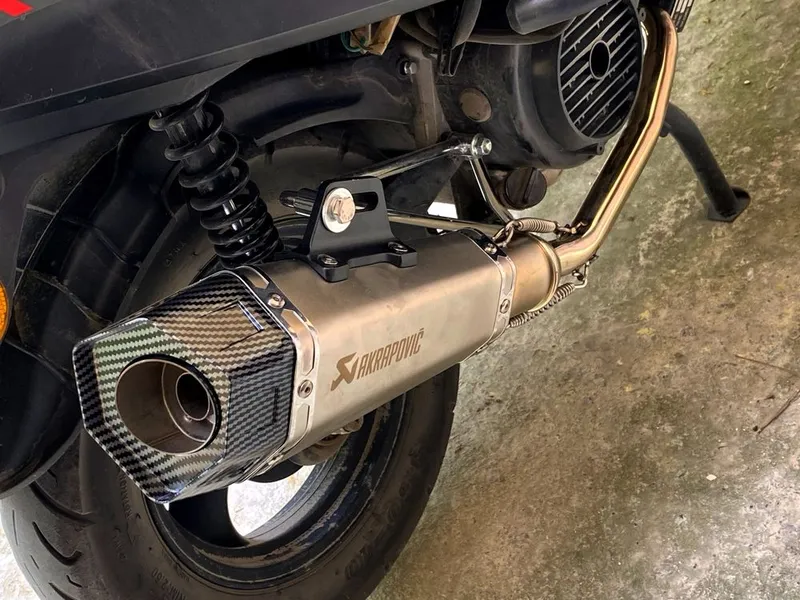 Akrapovic glushitel turbasi bilan komplekt sotiladi skuterga ham mos
