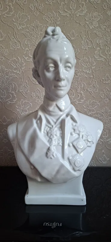 Продам фигурку Суворова