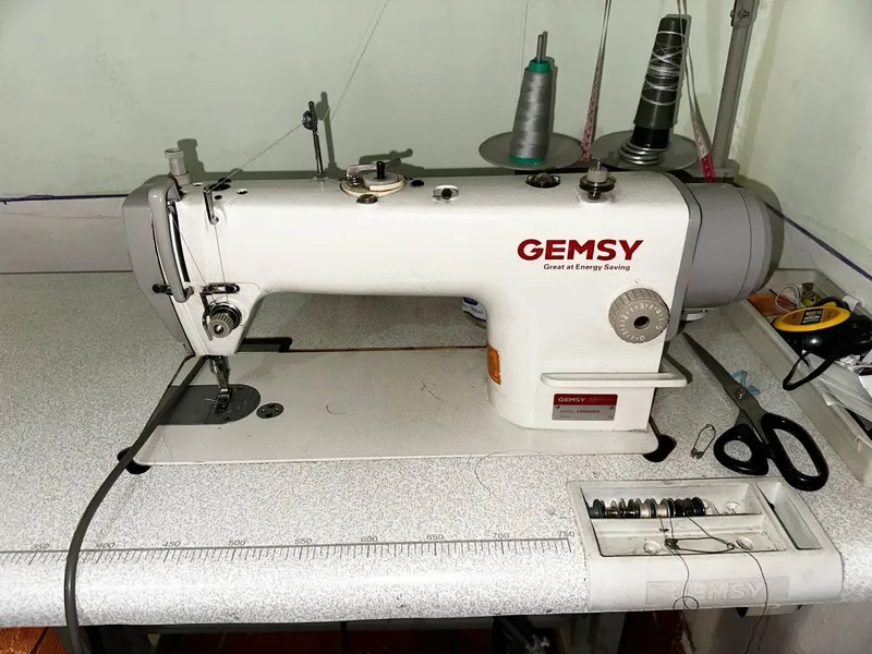 Швейная машина GEMSY, состояние отличное, дома в одних руках, работала только у одного владельца 3 Швейная машина GEMSY, состояние отличное, дома в одних руках, работала только у одного владельца 3