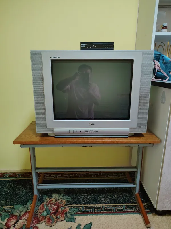 Telvizur ELJE tagidagi stuli va tuneri bilan sotiladi xammasi yaxshi
