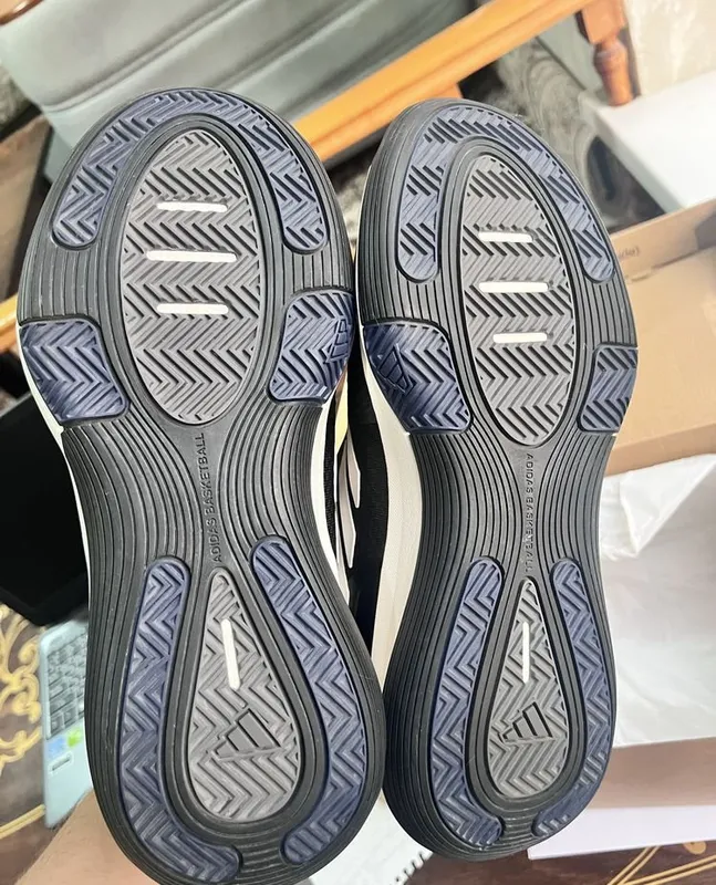 Новые оригинальные кроссовки Adidas Bounce Legends YANGI KROSSOVKALARI 4 Новые оригинальные кроссовки Adidas Bounce Legends YANGI KROSSOVKALARI 4