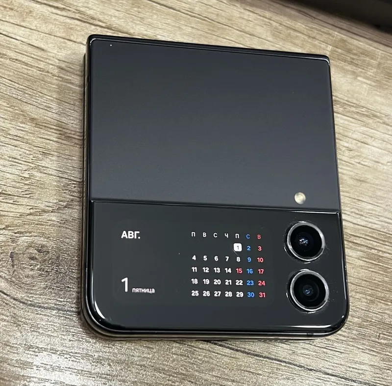 Продам Samsung Galaxy Z Flip 4 Б.У Внутренний экран не работает — фото 1