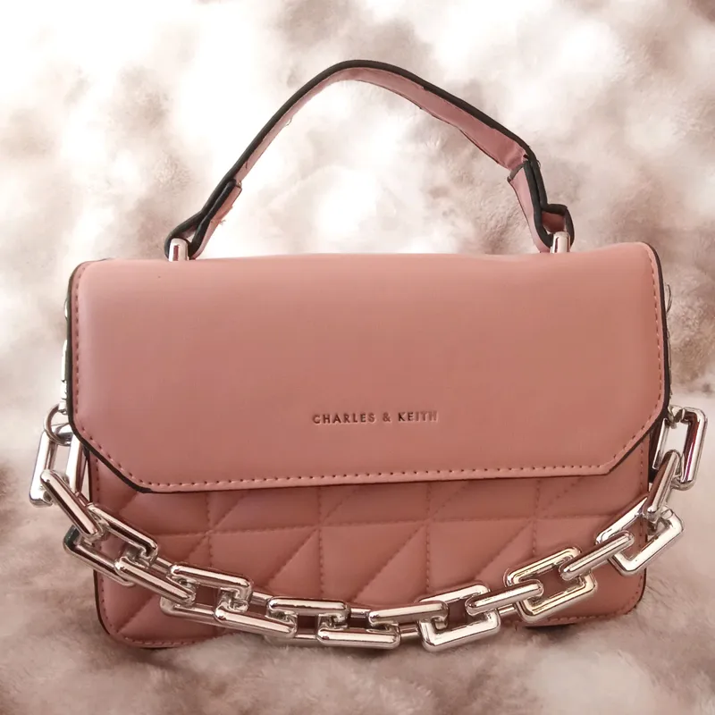 Стильная сумка Charles & Keith