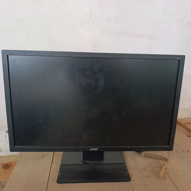 ACER 24 dyumli monitor, holati yaxshi, ishlab turgan kabellari bilan