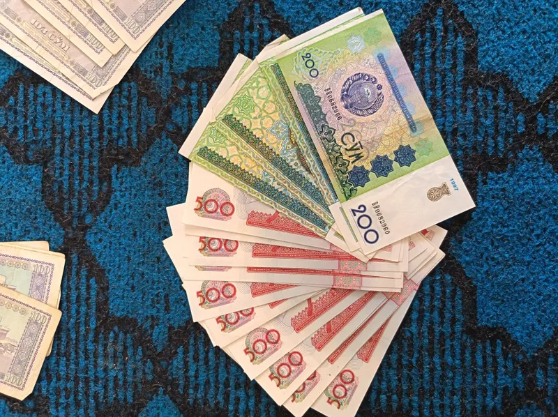 uzb so'm 100somlik,200somlik,500somlik 5 uzb so'm 100somlik,200somlik,500somlik 5