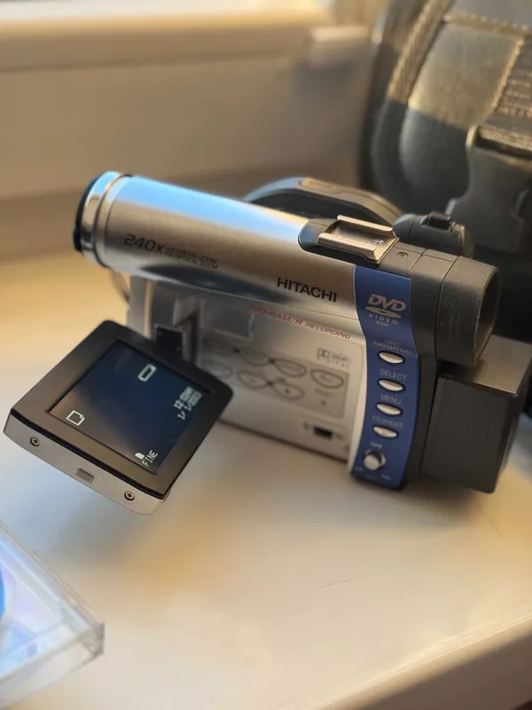 Видеокамера Hitachi DVD Cam в отличном состоянии Видеокамера Hitachi DVD Cam в отличном состоянии