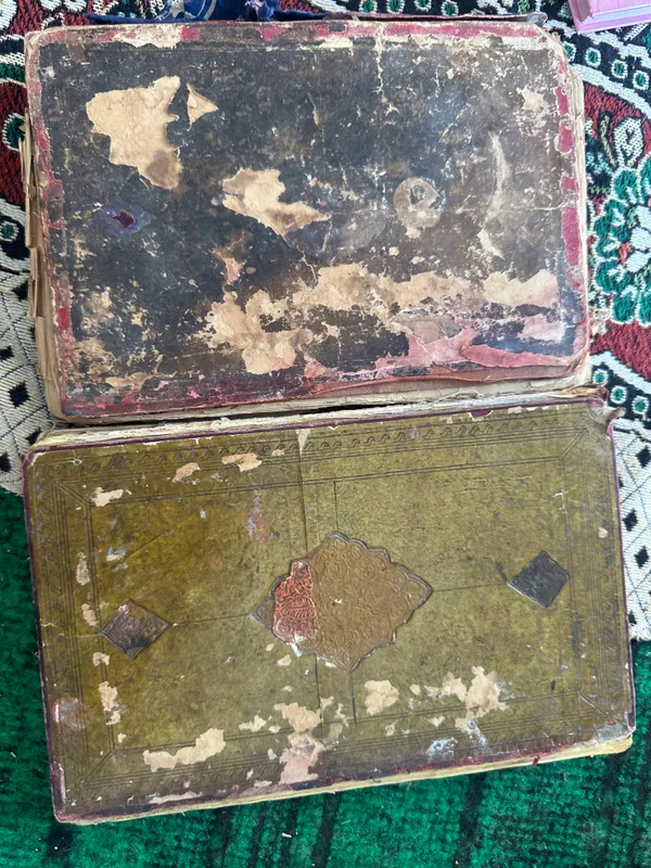 Qadimiy kitob va tangalar — фото 1