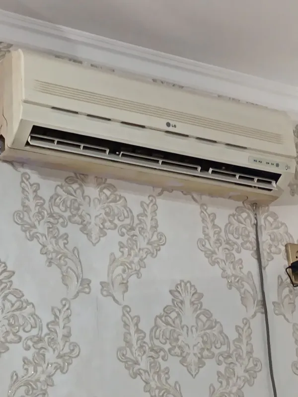 кондиционер, рабочий нужно долить фрион