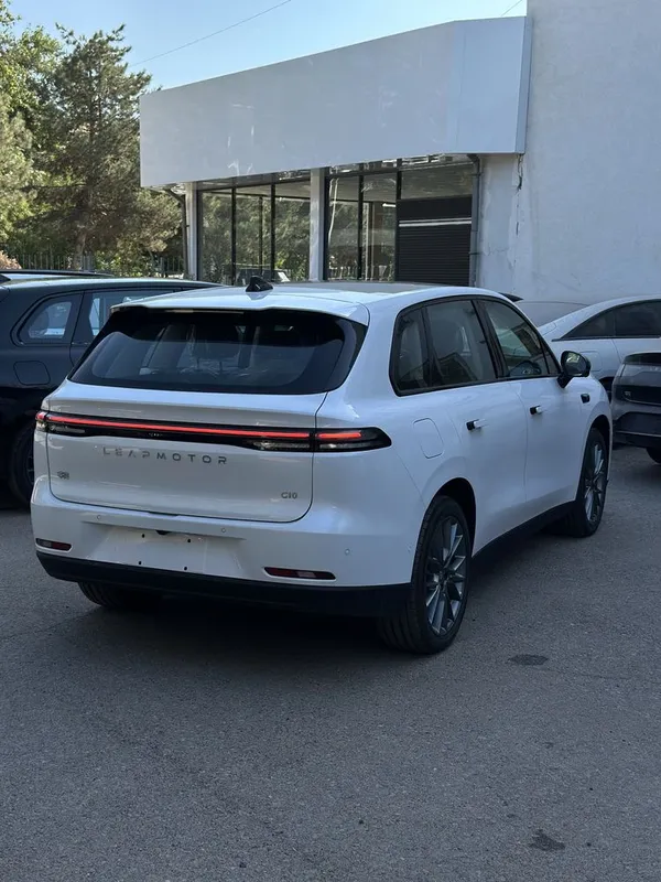 Leapmotor C10 gibrid smart — фото 2