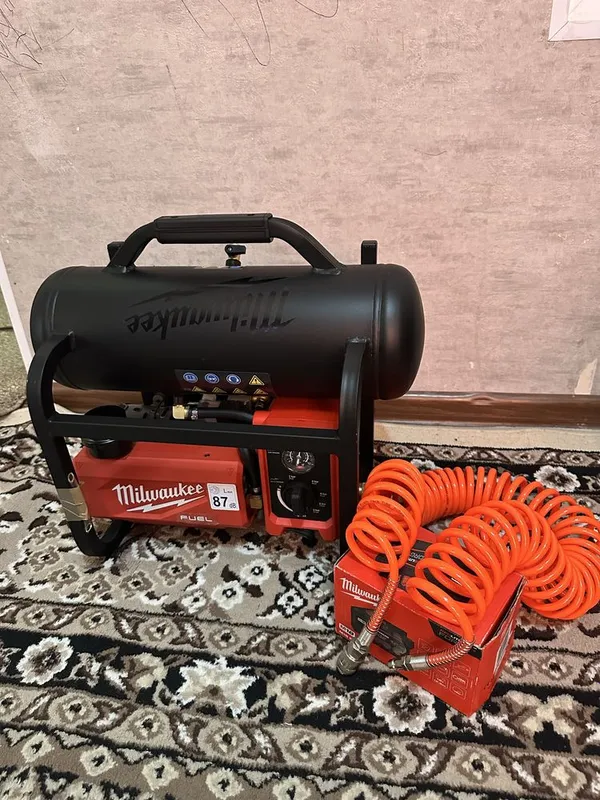 Milwaukee M18 FAC FUEL + АКБ 12.0Ah FORGE 1 Milwaukee M18 FAC FUEL + АКБ 12.0Ah FORGE 1
