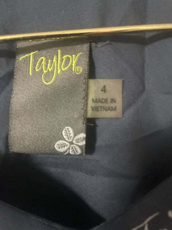 Taylor brendiga tegishli nafis ko’ylak S 4 Taylor brendiga tegishli nafis ko’ylak S 4