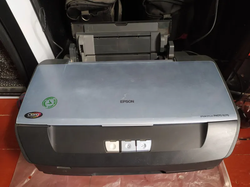 Epson r 270  сотилади 900000 минг