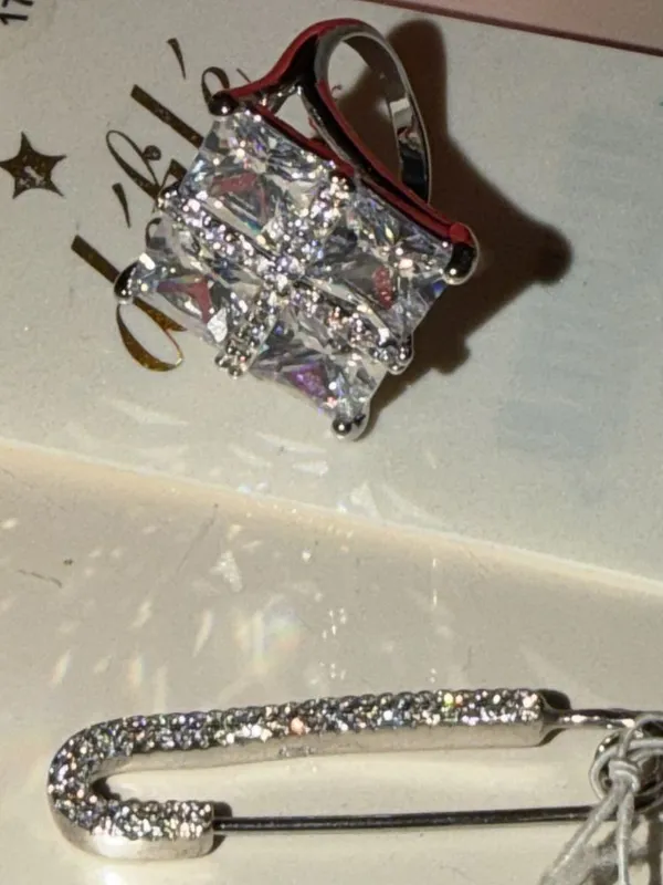 Swarovski кольцо 17либо 18 размер.из белых страз.Брошь 925 Серебро . — фото 1 Swarovski кольцо 17либо 18 размер.из белых страз.Брошь 925 Серебро . — фото 1