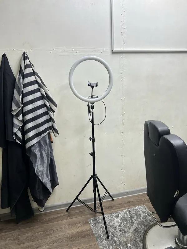 Tiktik lampa shtativi bilan