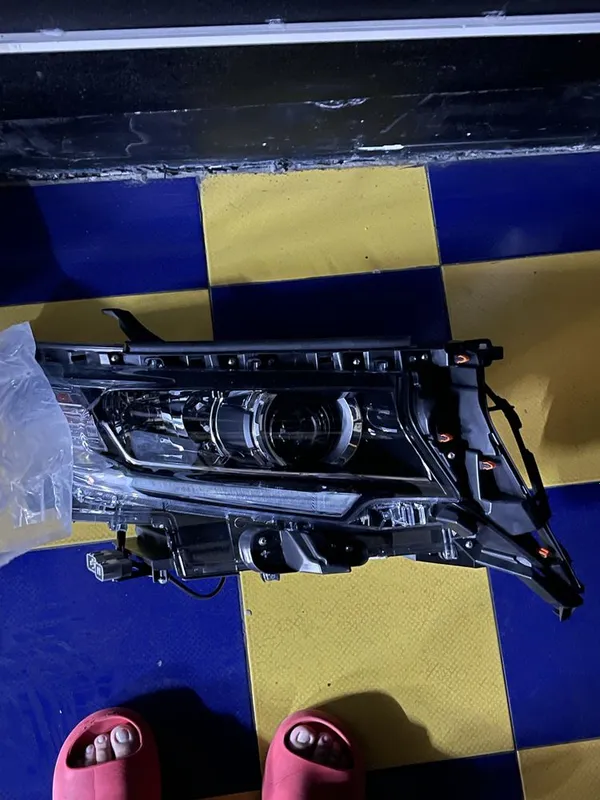toyota 150 oldi fara pasajir taraf faqat toyota 150 oldi fara pasajir taraf faqat