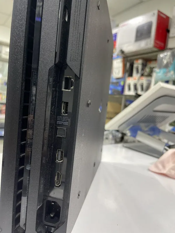 PlayStation 4 Pro 4K 1TB 2