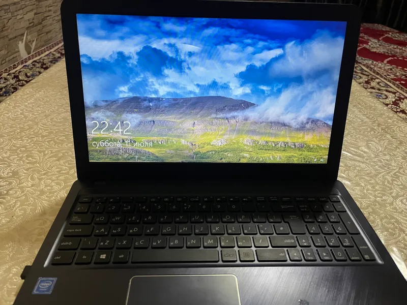 Noutbuk Asus sotiladi 1