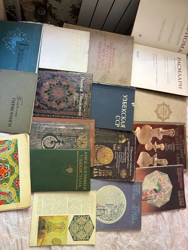 Turli yo‘nalishdagi kitoblar, disklar bilan ham bor 3 Turli yo‘nalishdagi kitoblar, disklar bilan ham bor 3