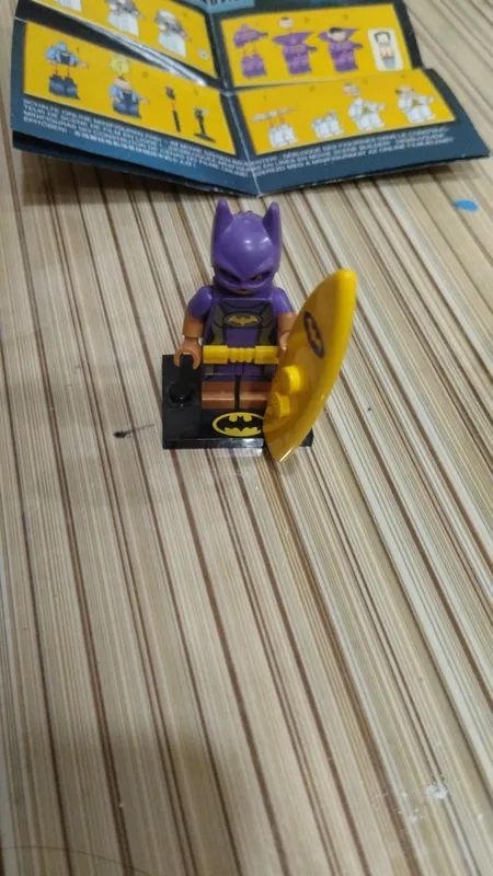 Коллекционная LEGO минифигурка Batgirl (Бэтгерл) с аксессуаром — фото 2