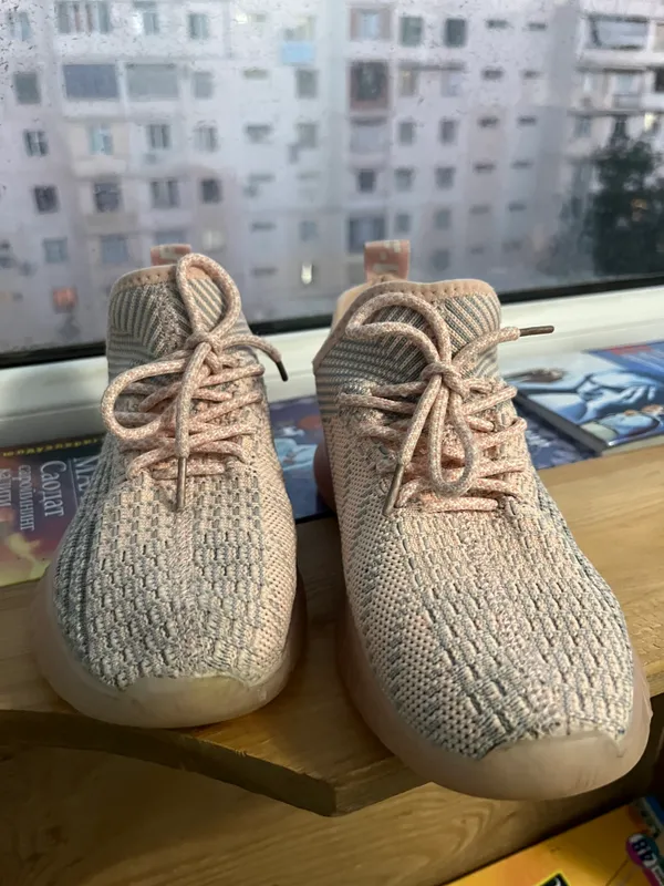 Gray Yeezy sotiladi 45 ming