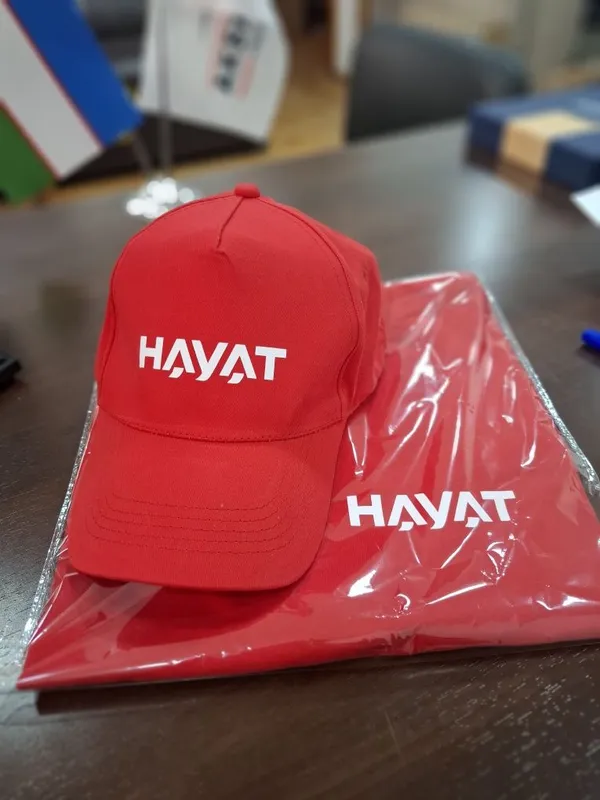 Logotipingiz bilan futbolkalar va kepkalar