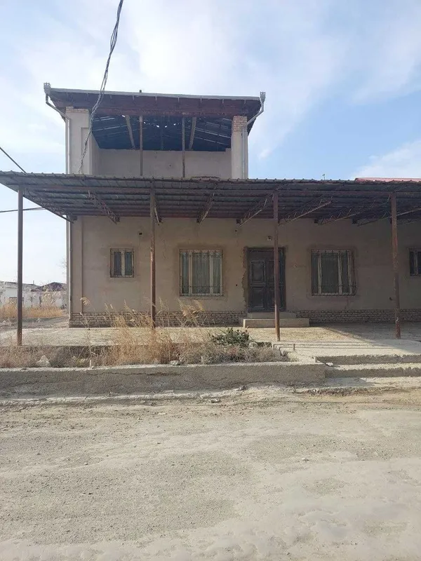 Uy sotiladi. 400 m²