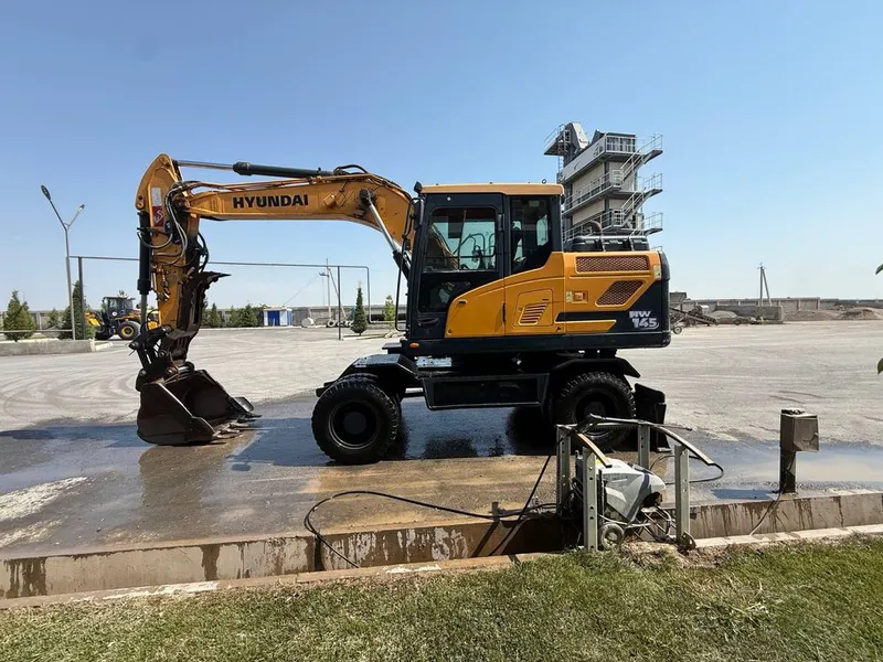 колесный экскаватор Hyundai HW145 1
