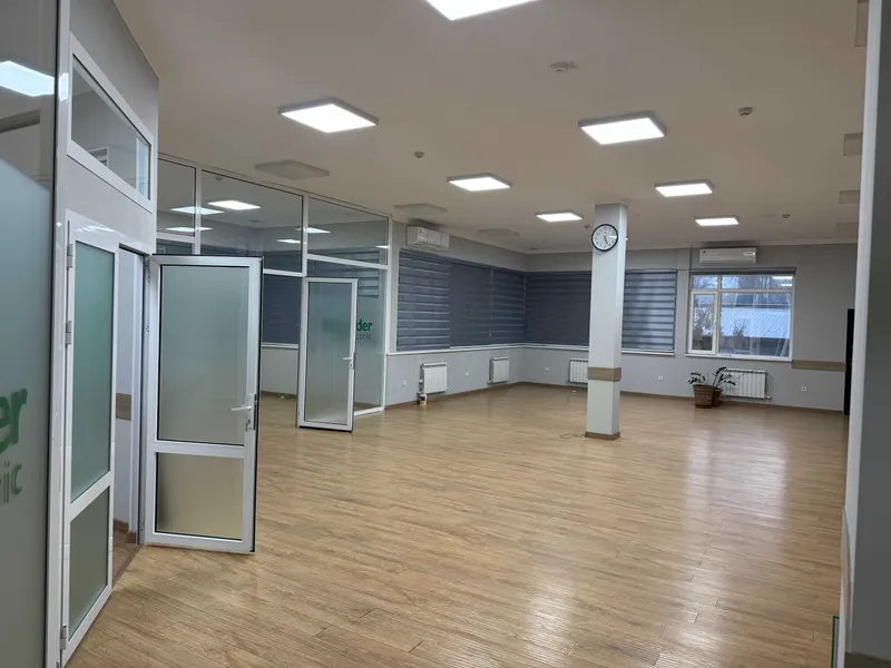 Ц6. 1 линия. Парковка. Сдам в аренду современный офис 176кв. м.. 1