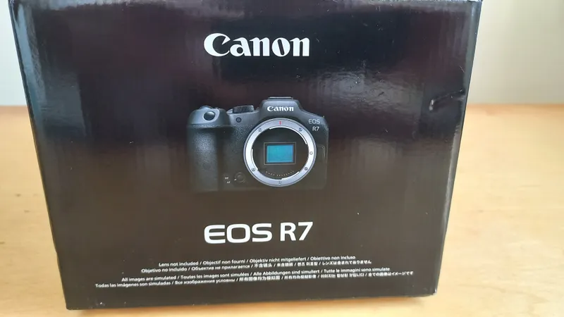 Canon EOS R 7 fotoapparat sotiladi yangi 1 Canon EOS R 7 fotoapparat sotiladi yangi 1