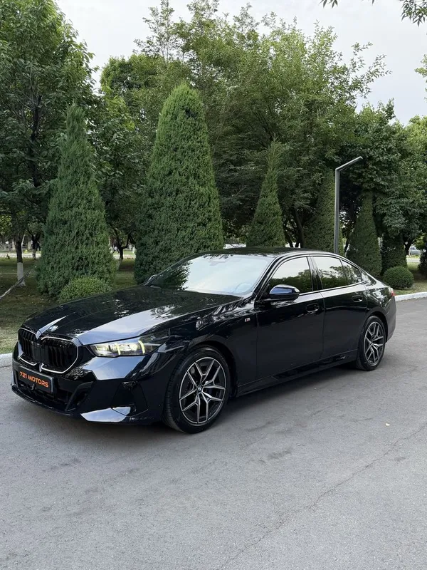 Bmw 530i M- paket 2025 yil Benzin Gibrid 5 litr rasxod qiladi — фото 1