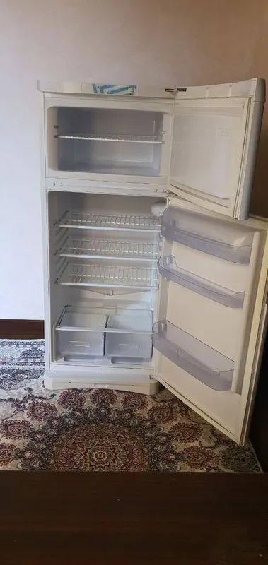 Холодильник Indesit, состояние хорошее 2 Холодильник Indesit, состояние хорошее 2