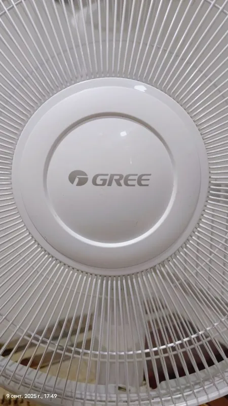 Напольный вентилятор GREE. Трёхскоростной. Работает тихо.